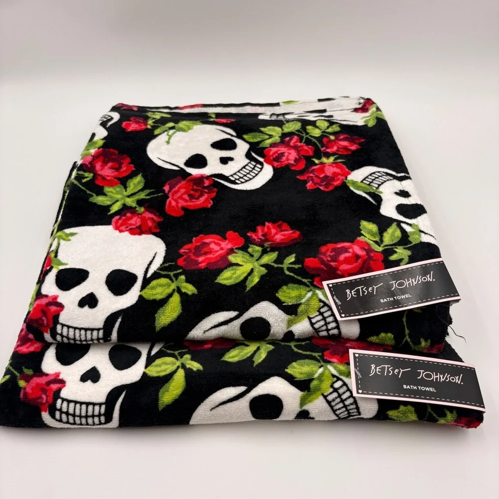 Betsey Johnson Skull and Roses Bath Towel Set 2 Pack Black Red Cotton 28x52 NEW